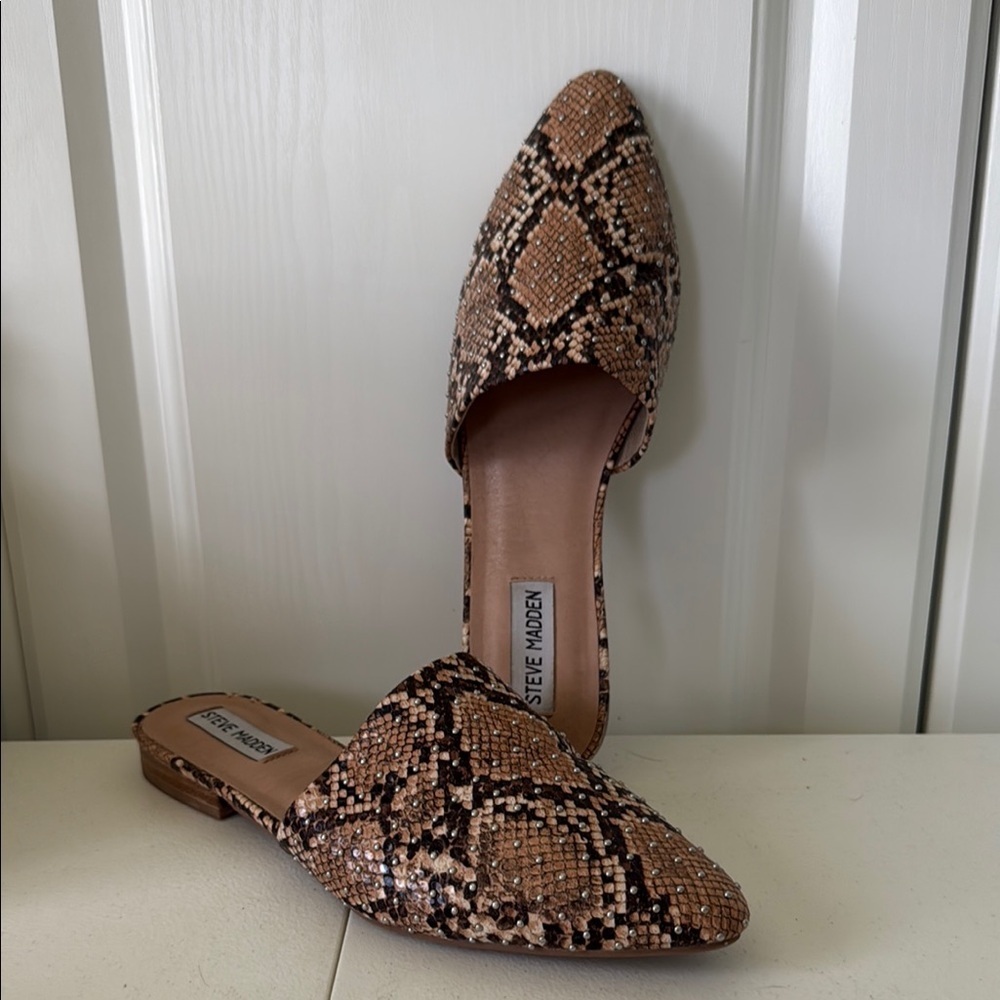 *STEVE MADDEN SLIDE STYLE FLATS (sz 9)